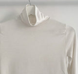 FINGER HOLE HIGH NECK T-SHIRT
