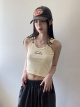モメオンレタリング刺繍サスペンダークロップドノースリーブ / Momeon lettering embroidered suspenders cropped sleeveless