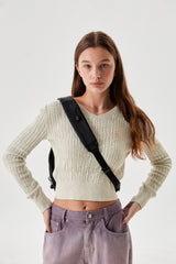 SMALL CHERRY V-NECK CABLE CROP KNIT [OATMEAL]